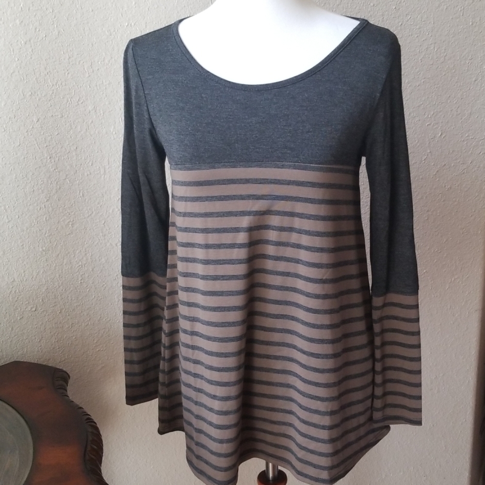 NWOT womens Lilypad top size small